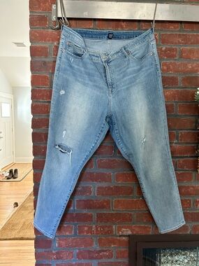 GAP Women's Light Blue Skinny Jeans with Distressed Knees